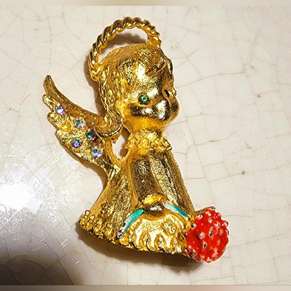MYU gold angel with emerald colored eyes holding a daisy - Picture 5 of 7